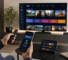 Téléviseur avec interface de streaming, télécommande et smartphone affichant un paiement réussi pour l’abonnement