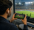 Un passager regarde un match de football sur son téléphone pendant qu’il est dans un train